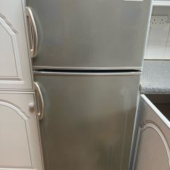 Lec fridge freezer