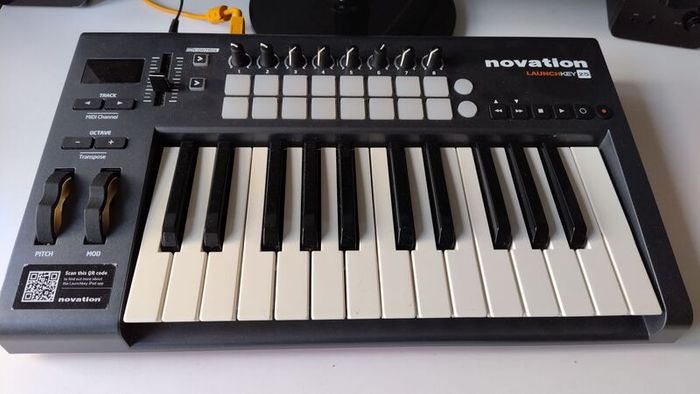 Novation 25 launchkey DAW & ASUS 27" monitor