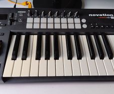 Novation 25 launchkey DAW & ASUS 27" monitor