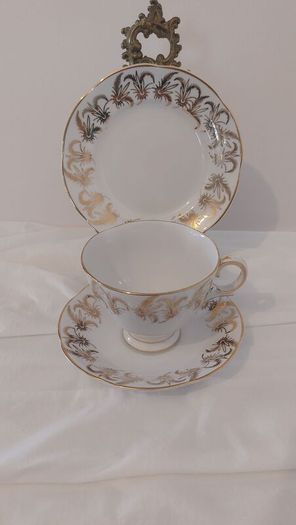 Fabulous Vintage Royal Tara Fine Bone China 14 Piece Breakfast Teaset for Four in a Beautiful Gilt Feathery Repeat Pattern, no. 947