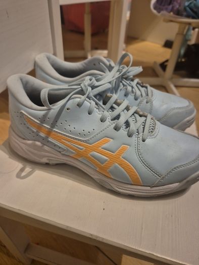Hockey shoes