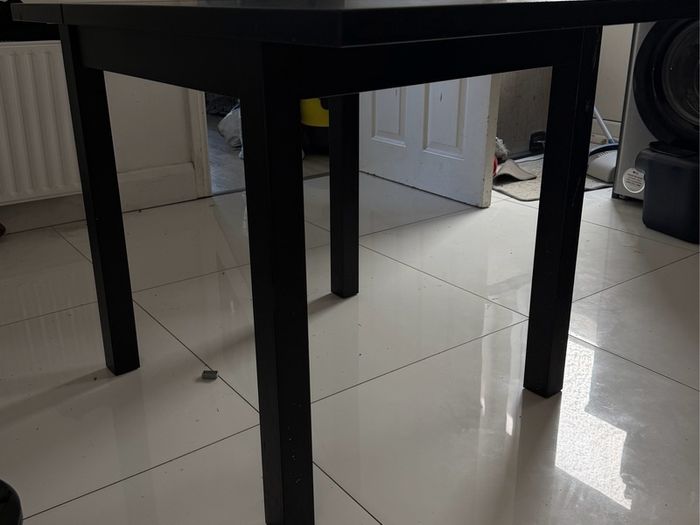 Kitchen table & 3 chairs (extends)