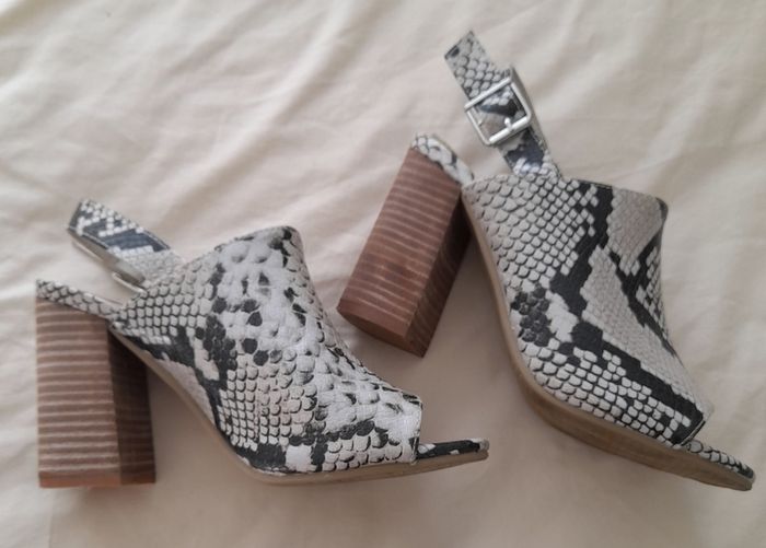 Xti sandles size 4