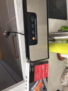 Vacuum sealer and bags