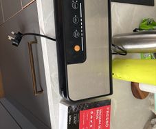Vacuum sealer and bags