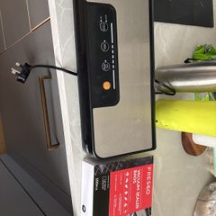 Vacuum sealer and bags