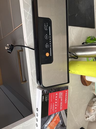 Vacuum sealer and bags