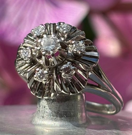 Antique Art Deco 18ct Gold and  Diamond Daisy Ring