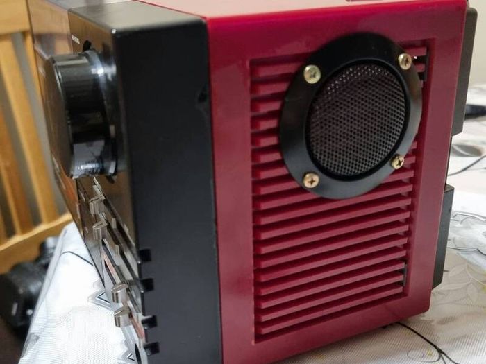 From 1985   Philips D8254, Made in Austria. Only Radio working.