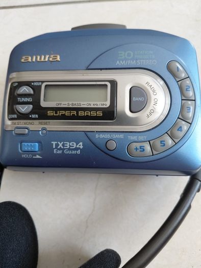 Vintage Aiwa walkman portable radio/cassette player works