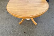 Extendable dining table