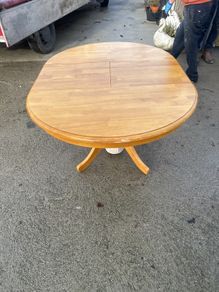 Extendable dining table