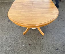 Extendable dining table