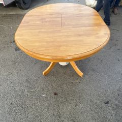 Extendable dining table