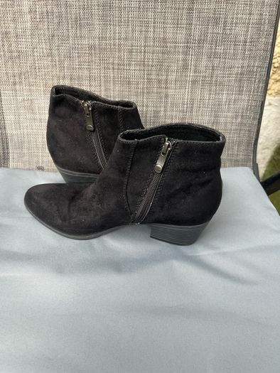 Ladies boots size 4 like new