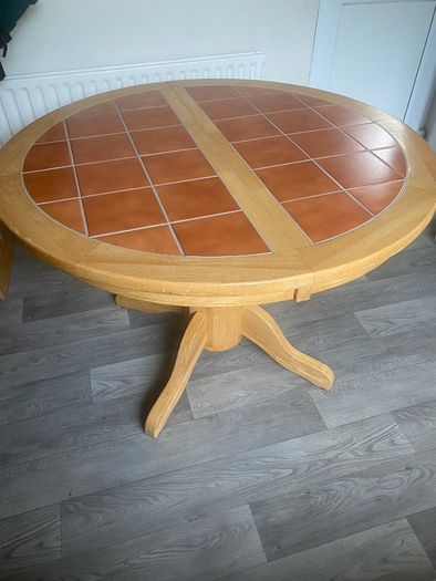 Extendable kitchen table