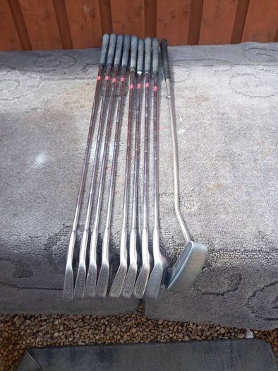Dunlop golf irons and putter. Right handed clubs