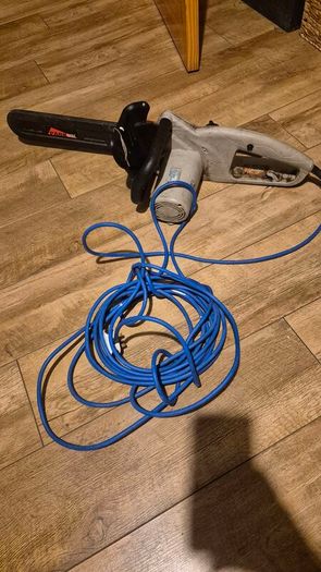 electric chainsaw