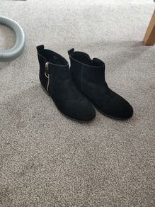 Girls boots size 4