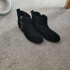 Girls boots size 4