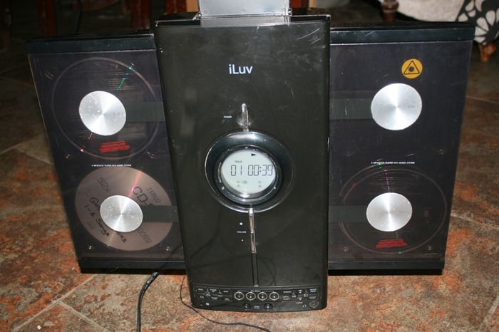 iLuv 4 disk CD player (in working order)