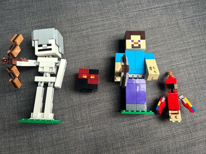 lego 21150 Minecraft Skeleton BigFig and 21148 Steve BigFig with parrot