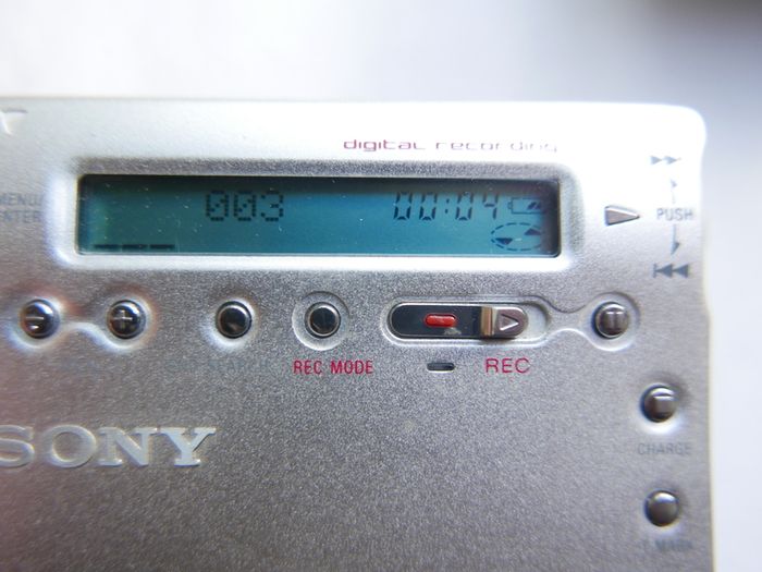 Sony MD Walkman - Portable MiniDisc Player - Silver (MZ-R900) - works well.