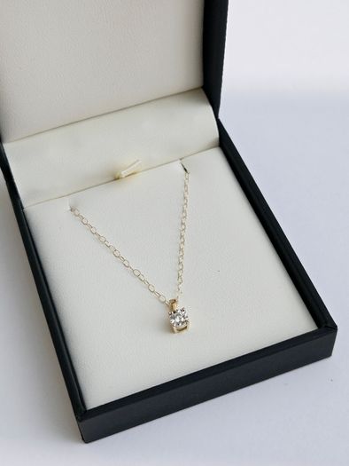 9ct Gold Solitaire Diamond Pendant & Chain