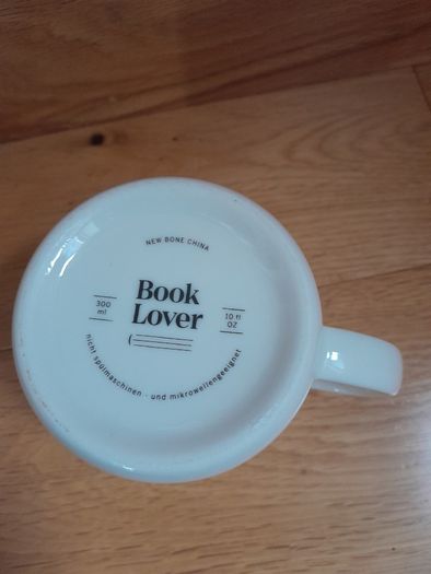 Mug with slogan   Keep calm and read a book