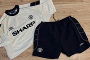 MANCHESTER UNITED away jersey shirt AND shorts Umbro 1999 2000 season. TREBLE WINNERS highly sought after SHARP sponsor edition