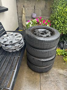 Peugeot 208 set of wheels with hubcaps