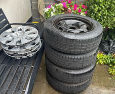 Peugeot 208 set of wheels with hubcaps