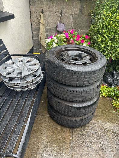 Peugeot 208 set of wheels with hubcaps