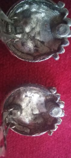 Vintage jewelry is sold individually for 5 to 10 euros