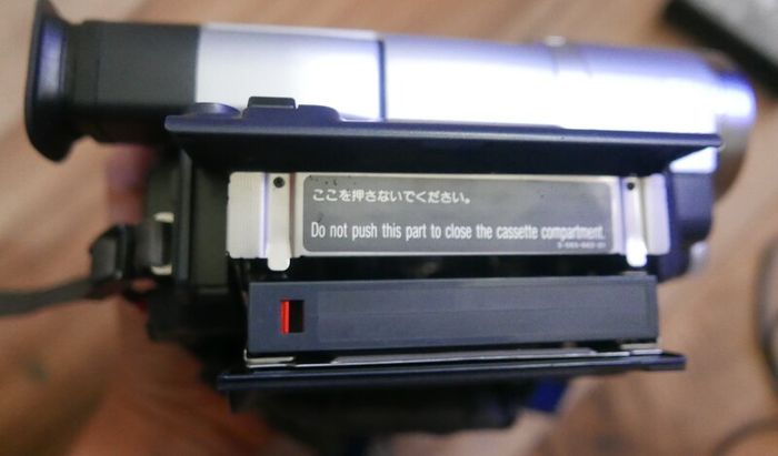 Sony Digital Handycam DCR-TRV140E PAL - Digital 8 Camcorder