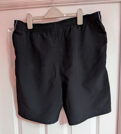Under Armour mens shorts - size L