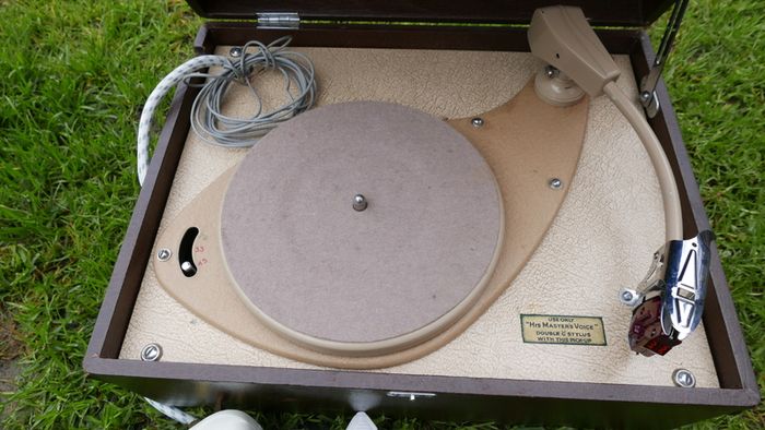 Vintage Record Player His Masters Voice, The Gramophone Company Ltd.; Middlesex (it seems to work fine, without speakers) (very good condition)