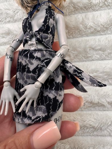 Mattel Monster High Skull Shores 2008 Black and White Frankie Stein Glue Hair Legs a bit loose (between body and legs) Used Please see photos