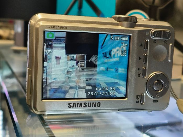 SAMSUNG S1065 10.2MP Compact Digital Camera, 5X Optical Zoom, Face Detection, Digital Image Stabilisation, (Takes 2 AA Batteries, Not Included) Used