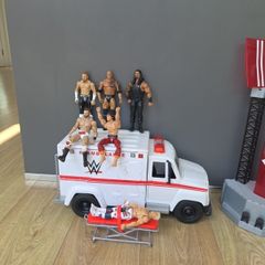 Wrestling figures and Slambulance