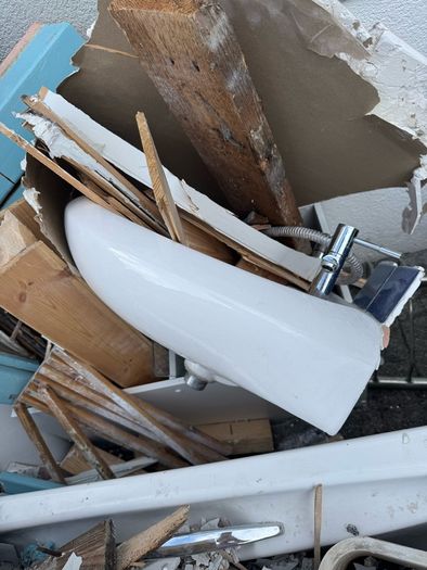 Free bath, sink and toilet