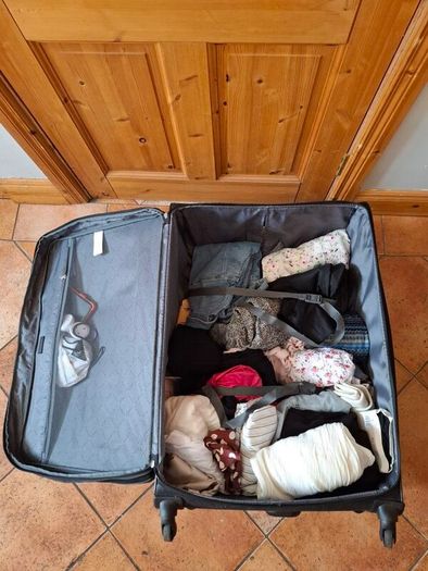 Large LINEA Suitcase.Luggage+ 4 Wheels. Excellent Condition