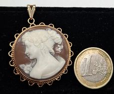 Vintage 9ct gold cameo pendant
