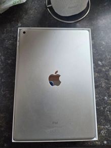 Apple IPad 11 inch practically like brand new