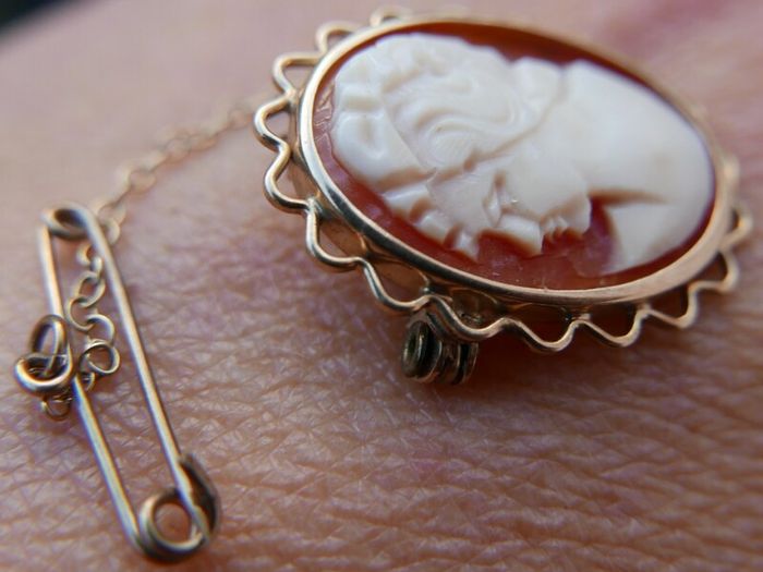 Vintage 9ct Gold 375 and Shell Cameo Brooch. 2,9g