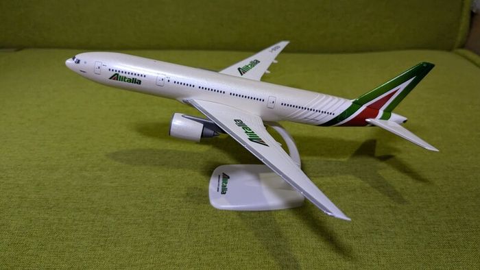 Alitalia 1:200 scale model airplane, Boeing 777-200 aircraft, NEW