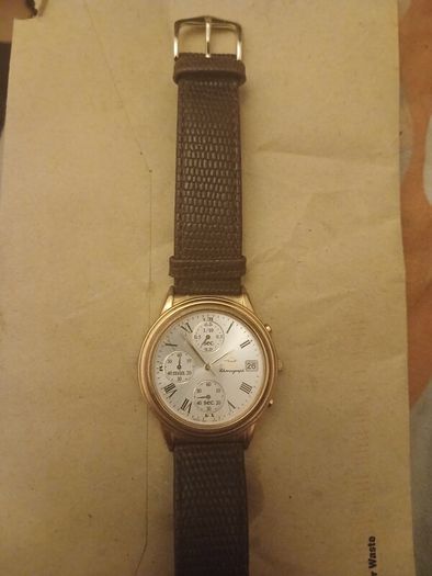 This is a gold-tone Seiko Vintage V657-8110 quartz chronograph watch featuring a cream dial with Roman numerals and three sub-dials