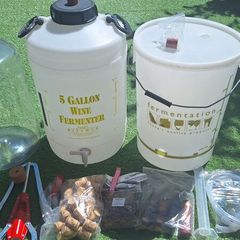 Beer wine fermenting barrels + wine accessories