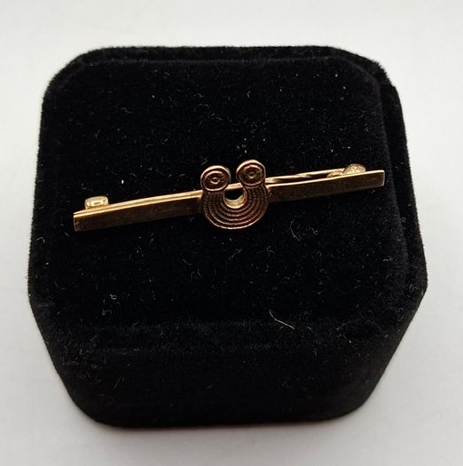 9ct yellow gold brooch