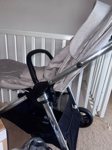 Paras mamas flipXT3 ( new carrycot still in box)